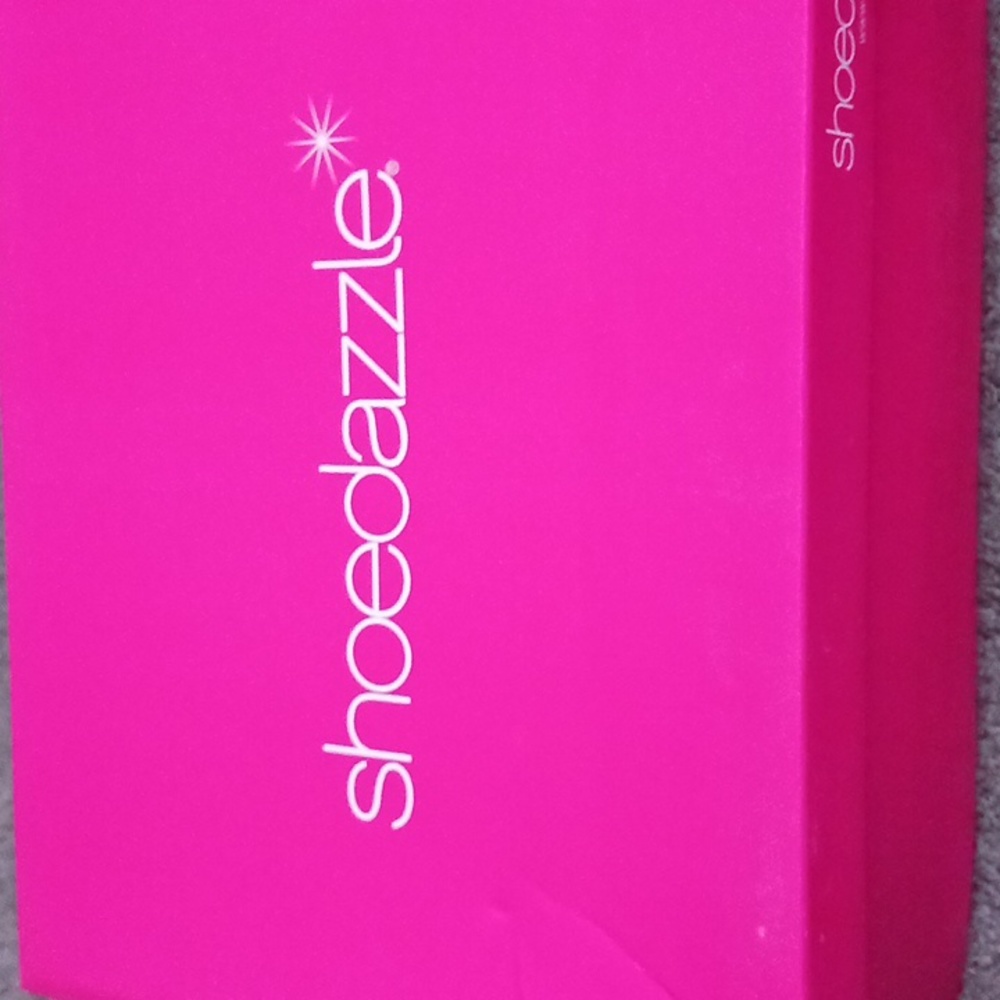 Never worn Shoedazzle Dellas